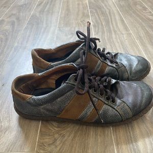 Børn leather brown and silver sneakers!